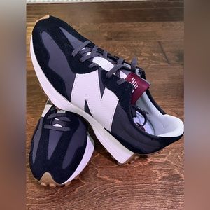 NEW BALANCE 327 in Black/White Size 9US Women’s